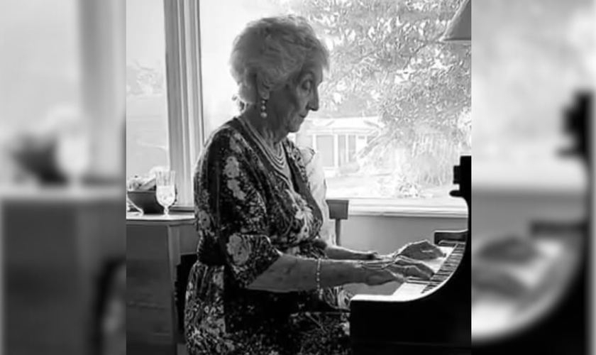 Lucy Pat Curl tocando seu piano. (Foto: Arquivo pessoal)