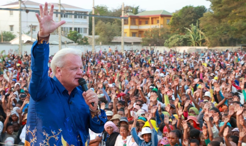 Peter Youngren ministrando em um evento evangelístico. (Foto: Reprodução/Facebook/Peter Youngren)