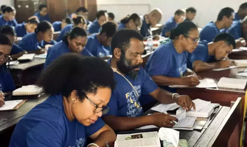 Cristãos em Papua escrevem a Bíblia toda à mão. (Foto: Arquivo B1)