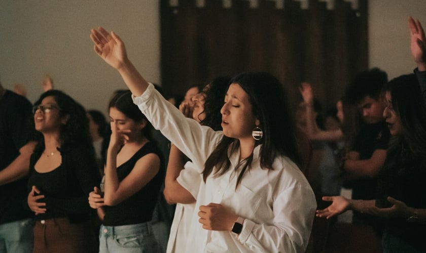 Quase metade dos evangélicos vai à igreja semanalmente na Costa Rica. (Foto ilustrativa: Unsplash/Ismael Paramo)