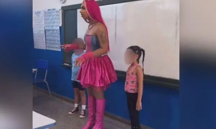 Emy Mateus Santos recebeu os alunos fantasiado de Barbie. (Foto: Reprodução/X).