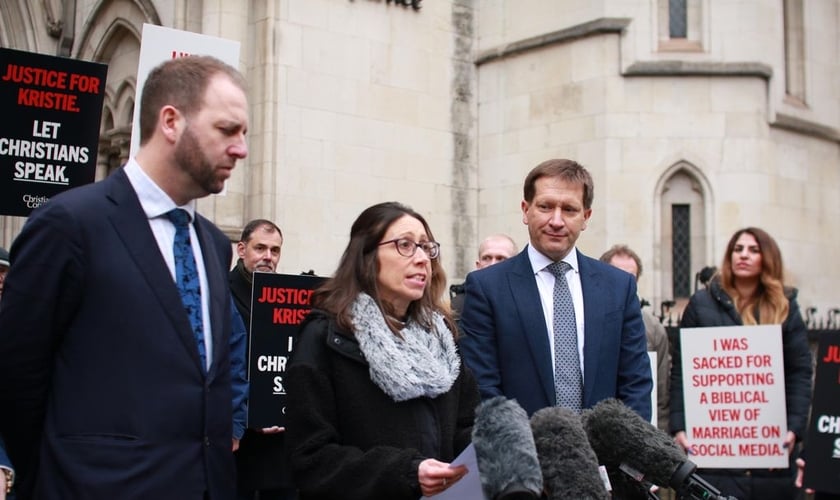 A professora Kristie Higgs em frente ao tribunal. (Foto: Christian Concern)