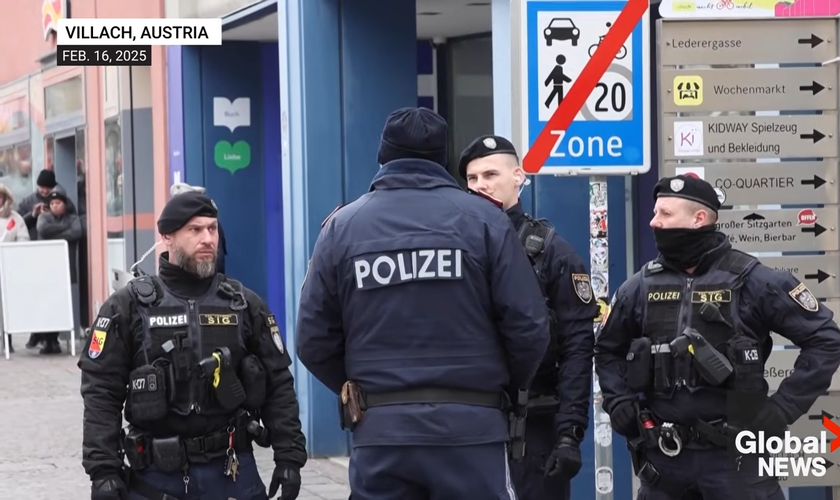 Policiais preservam a cena do crime, na cidade austríaca de Villach. (Captura de tela/YouTube/Global News)