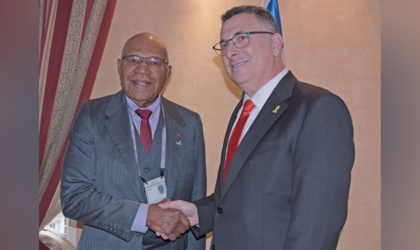 O primeiro-ministro de Fiji, Sitiveni Rabuka,  com o ministro das Relações Exteriores, Gideon Sa'ar. (Foto: Ministério das Relações Exteriores de Fiji).