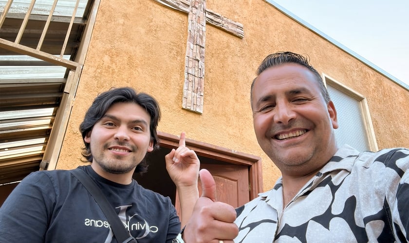 Nathaniel (à esquerda) com seu pastor local. (Foto: Reprodução/IMB)