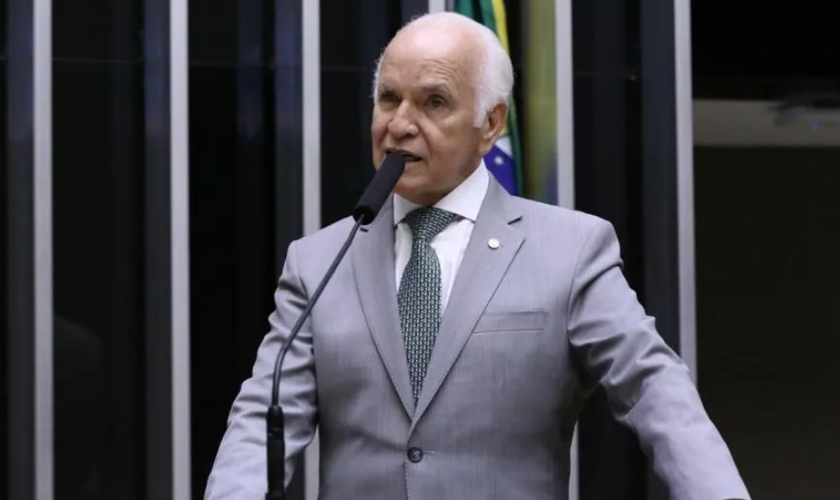 Gilberto Nascimento na tribuna da Câmara Federal. (Foto: Kayo Magalhães/Câmara dos Deputados)