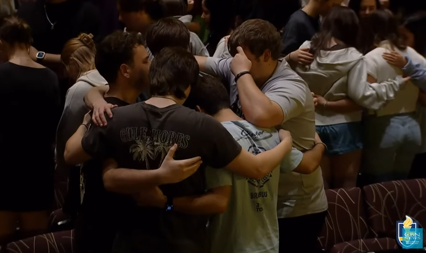 Estudantes orando no evento. (Foto: Reprodução/YouTube/CBN News)