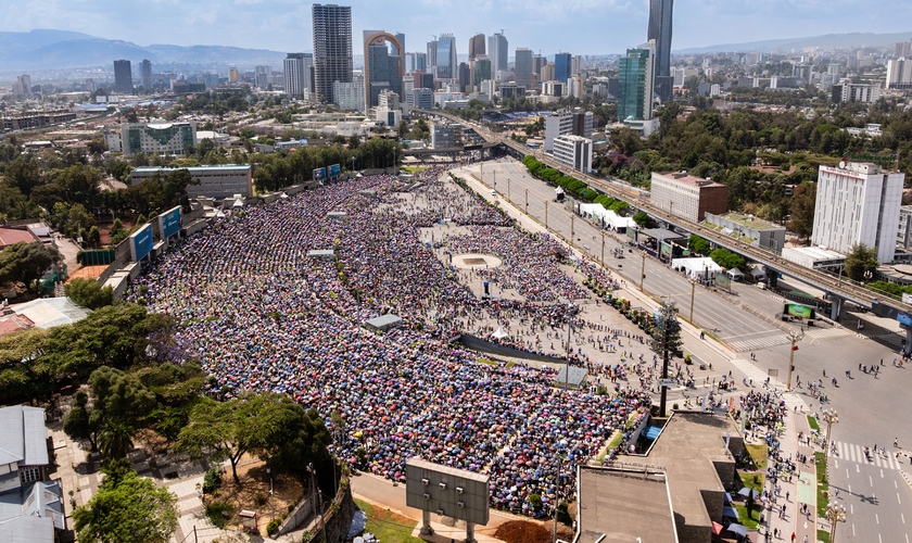 No domingo, só havia lugar em pé na Praça Meskel, com mais pessoas chegando de ambos os lados, mesmo depois do início do segundo dia do Encontro com Deus. (Foto: Associação Billy Graham)