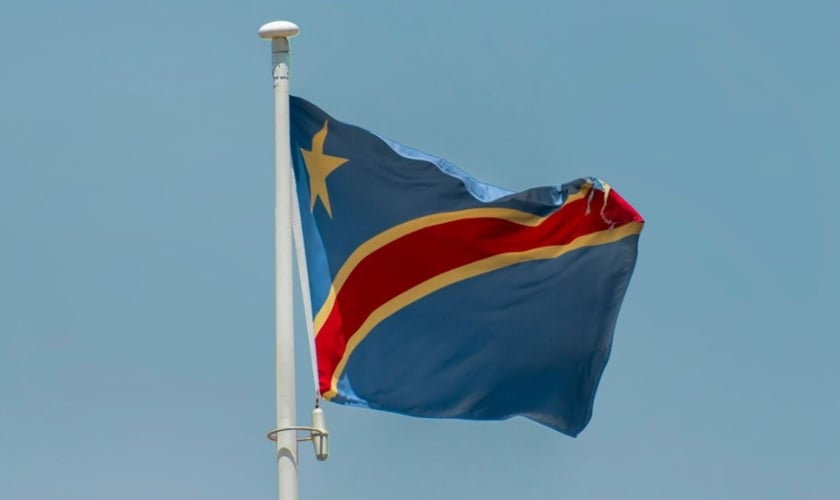 Bandeira da República Democrática do Congo. (Foto: Reprodução/Unsplash/aboodi vesakaran)