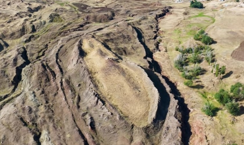 A formação Durupinar no Monte Ararate. (Foto: Reprodução/YouTube/Discovered Media).