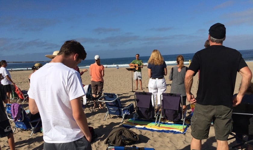  A congregação se reúne todos os domingos em Redondo Beach. (Foto: Church on the Beach).