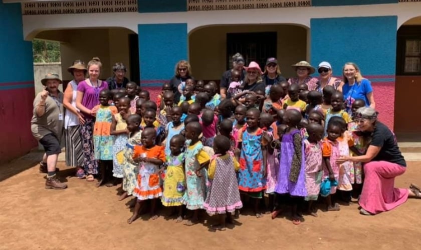 Os vestidos são doados em diversos países. (Foto: Facebook/Dress a Girl Around the World).