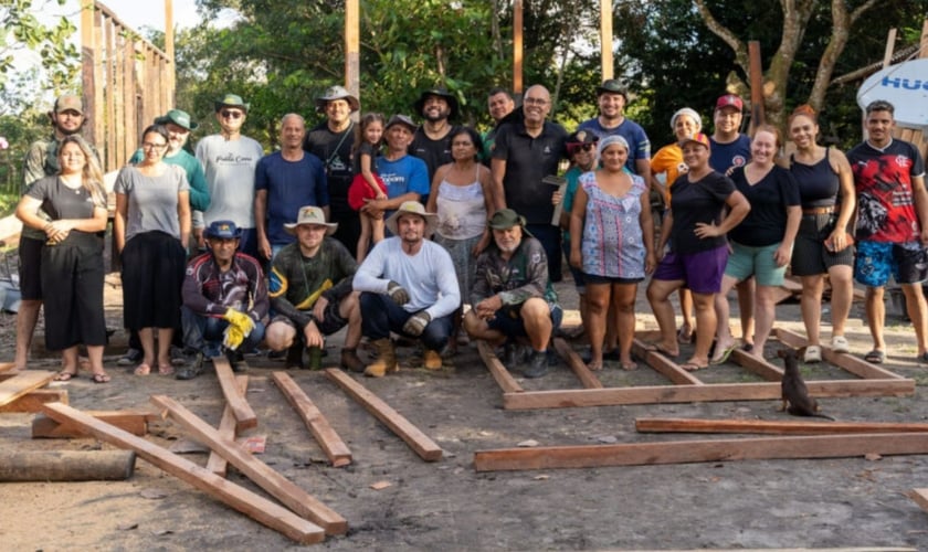 Voluntários e ribeirinhos em Nova Canaã. (Foto: Reprodução/Notícias Adventistas/Jair Bernardo)