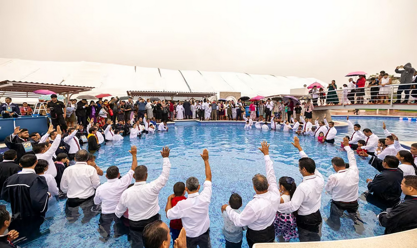 Novos crentes durante o evento batismal ao vivo em Tabasco, México. (Foto: Daniel Gallardo/Divisão Interamericana)