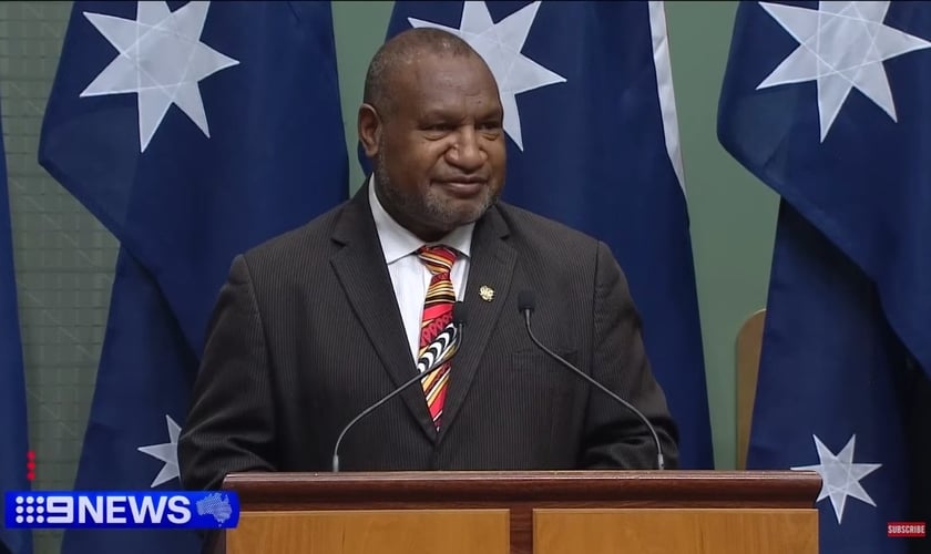 O Primeiro-ministro de Papua Nova Guiné. (Foto: Reprodução/YouTube/ 9 News Australia).