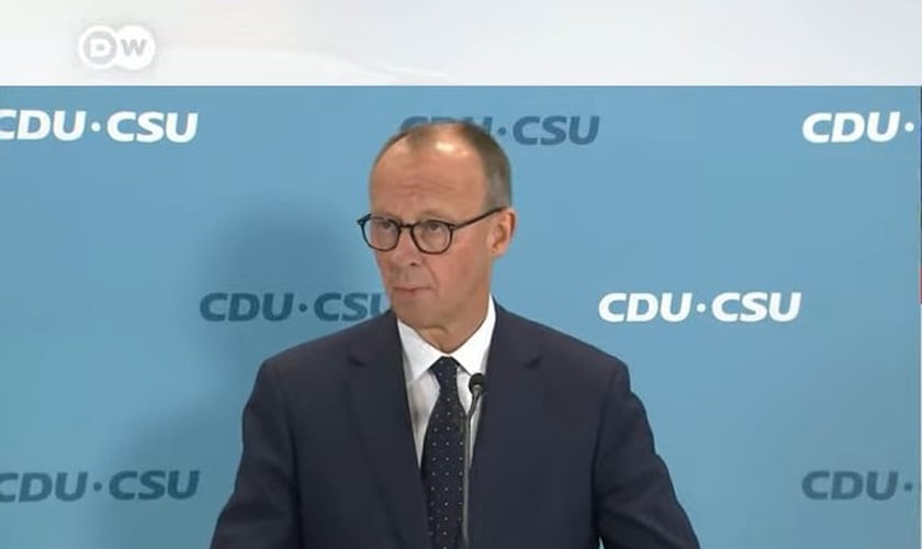 Friedrich Merz discursa após vitória nas eleições alemãs. (Captura de tela/ YouTube/DW News)