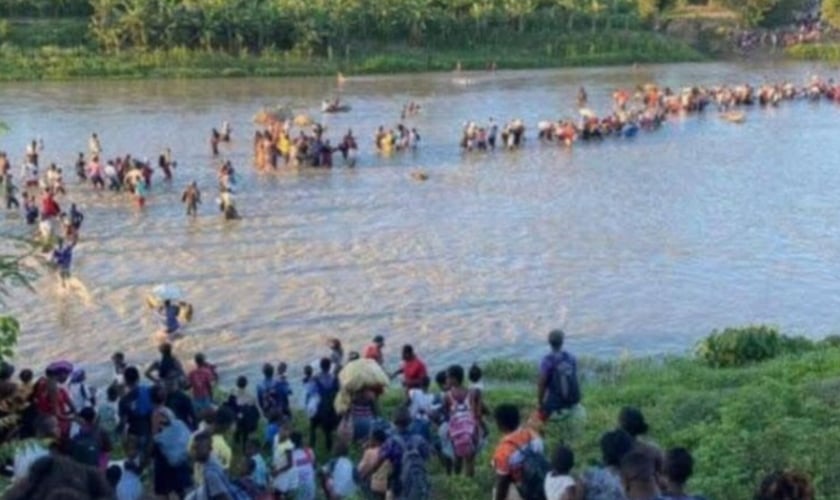 Pessoas fugindo após ataques de gangues. (Foto: Reprodução/Mission Network News/TWR)