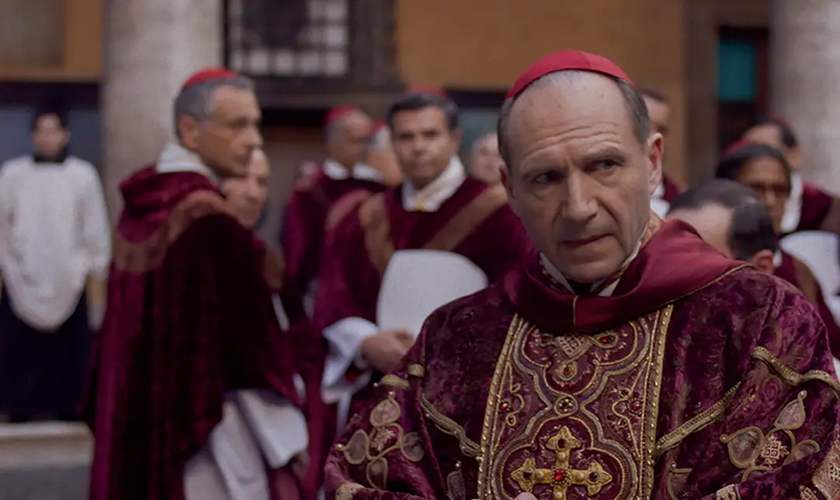 O ator Ralph Fiennes no filme 'Conclave’, de 2024. (Imagem: Divulgação)