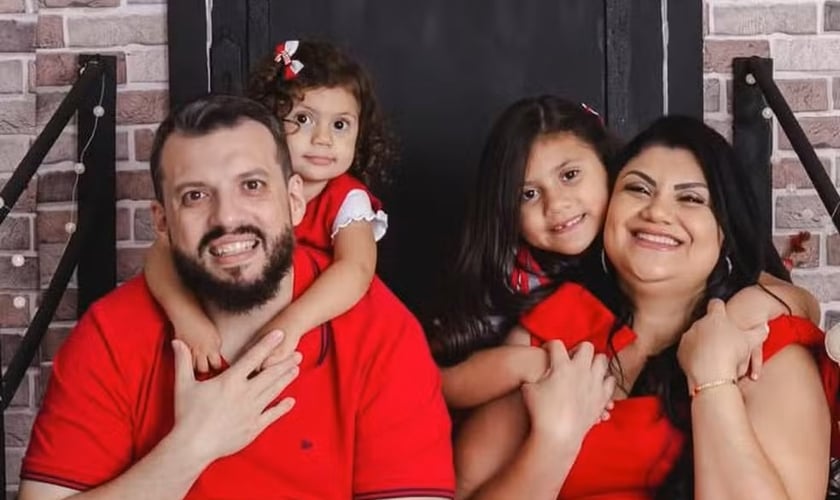 O casal Paulo Almeida Júnior e Tatiane, junto às filhas, Maria Luiza e Melinda Rebeca. (Foto: Arquivo pessoal)