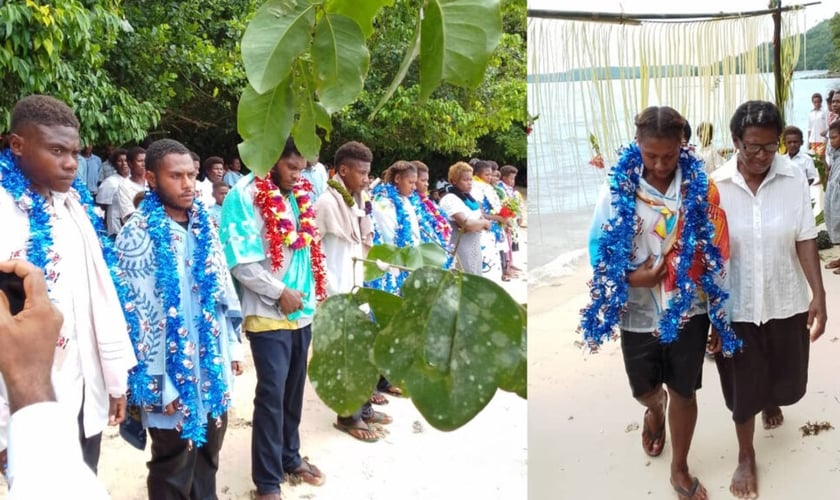 Os novos convertidos foram batizados na praia da aldeia. (Foto: Adventist Record).