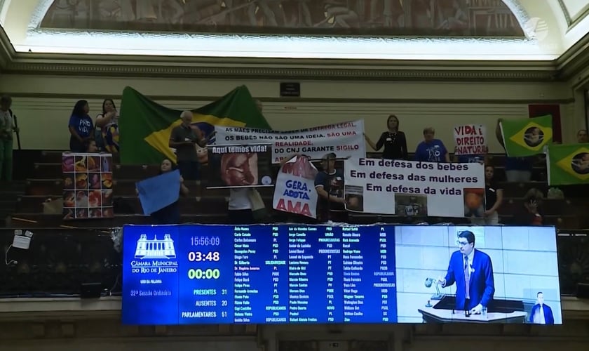 Manifestação na galeria da Câmara do Rio a favor do projeto sobre cartazes informativos de aborto. (Captura de tela/YouTube/Rio TV Câmara)