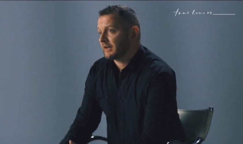 James Parker foi restaurado em sua identidade ao encontrar Jesus. (Foto: Reprodução/YouTube/truelove.is).