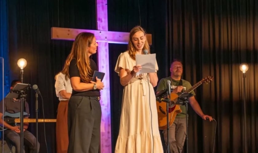 Priscilla Priem contando seu testemunho na igreja. (Foto: Reprodução/Instagram/Priscilla Priem)
