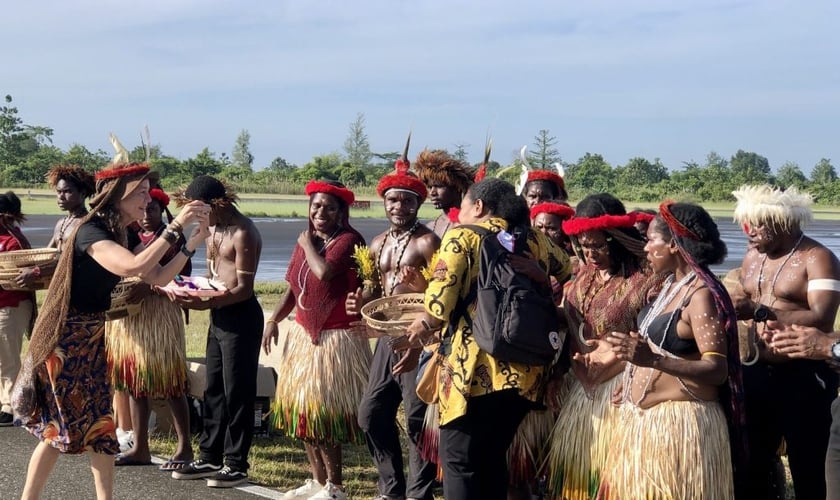 Cristãos papuas celebram tradução completa da Bíblia Ngalik. (Foto: Cortesia da MAF)