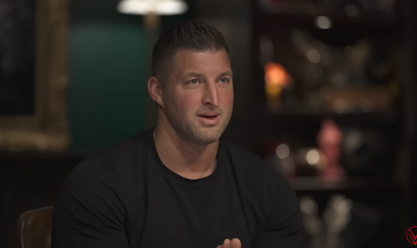 Tim Tebow. (Foto: Reprodução/YouTube/Shawn Ryan Show)