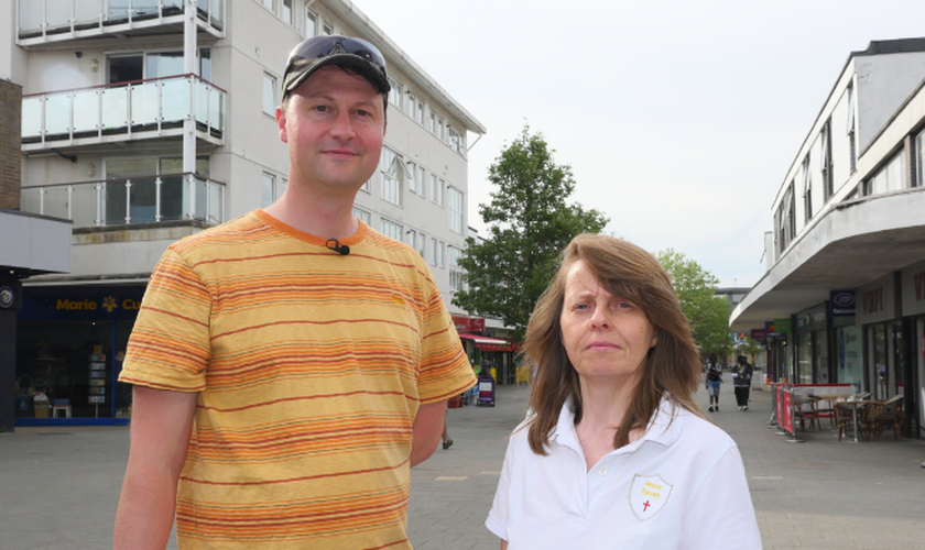 O evangelista Jamie Broadey e a pregadora de rua Sally McGuiness. (Foto: Christian Concern)