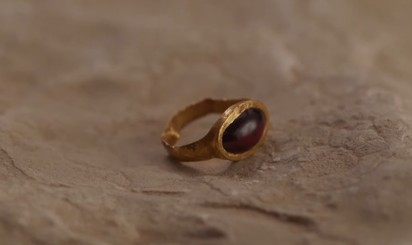 Esse é o segundo anel de ouro encontrado no sítio arqueológico da Cidade de Davi. (Captura de imagem/YouTube/All Israel News)