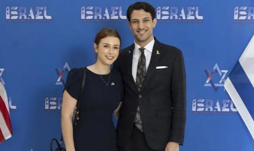 Os funcionários Yaron Lischinsky e Sarah Lynn Milgrim. (Foto: Embaixada de Israel nos EUA)