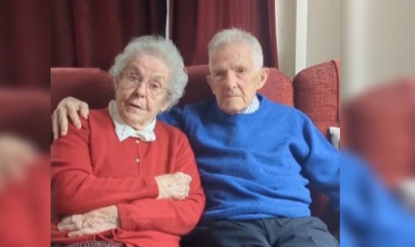 Michael, de 97 anos, e Joan, de 87 anos. (Foto: Reprodução/Instagram/Pilgrims' Friend Society).