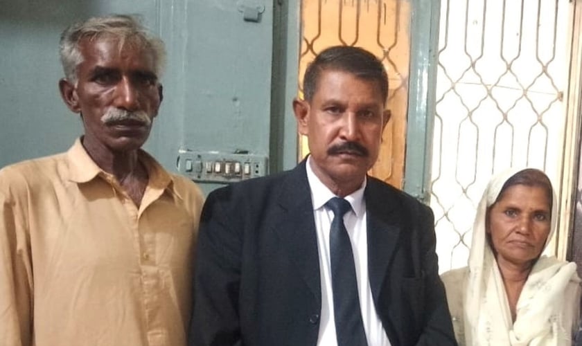 O advogado Hanif Hameed acompanhado pelos pais da adolescente. (Foto: Reprodução/Morning Star News)