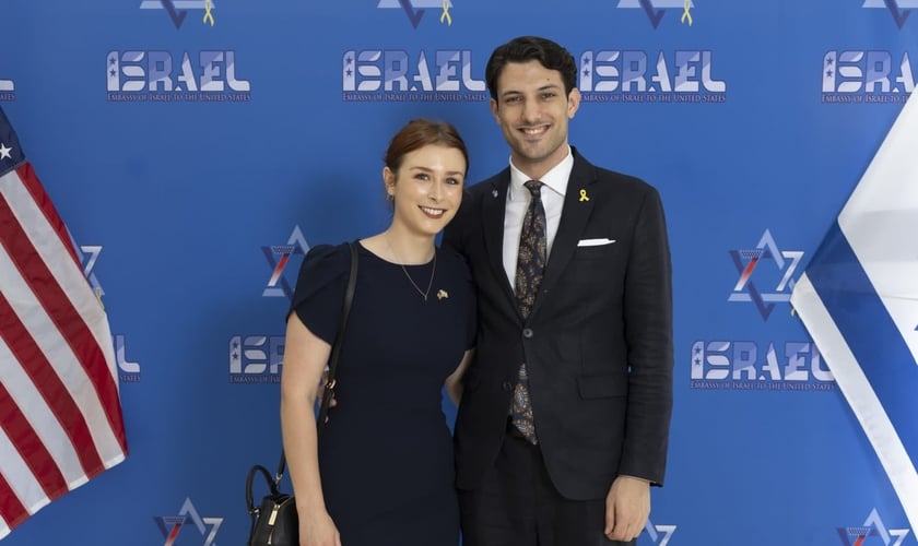 Yaron Lischinsky e Sarah Lynn Milgrim. (Foto: X/Embaixada de Israel nos EUA).