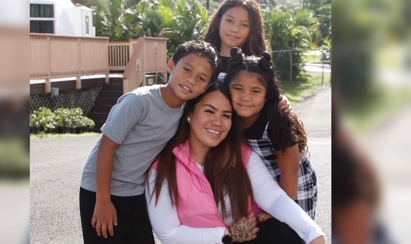 Asha e os filhos. (Foto ReproduçãoAG News)