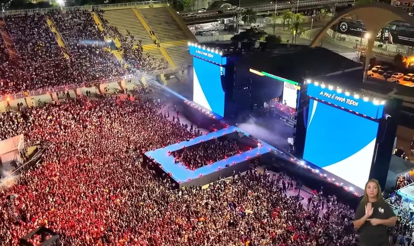 Público se reúne na Praça da Apoteose, no Sambódromo. (Captura de tela/YouTube/Silas Malafaia Oficial)