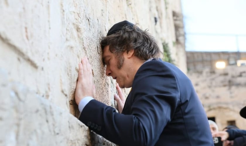 Javier Milei no Muro das Lamentações, em 2024. (Foto: Western Wall Heritage Foundation)