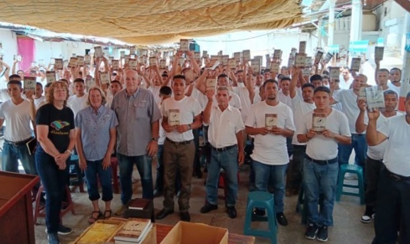 Os presidiários com as Bíblias na prisão. (Foto: Reprodução/Mission Cry)
