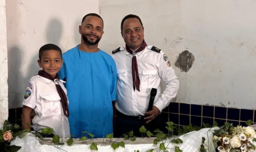 Gilson Teodoro foi batizado no tanque que construiu. (Foto: Notícias Adventistas).
