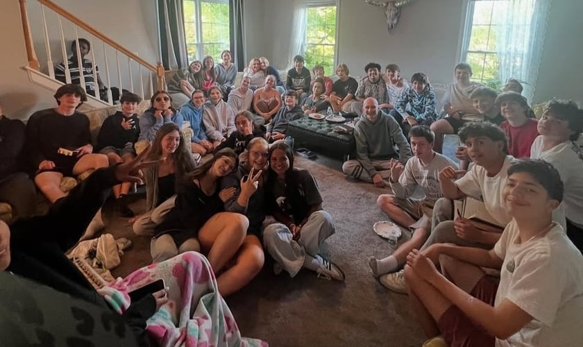 O que começou com poucos adolescentes se tornou em um grande grupo de estudo bíblico. (Foto: Reprodução/Instagram/Jessica Youngblood).