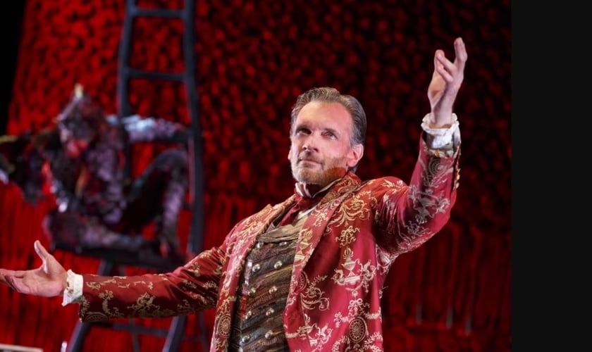 Uma cena da peça ‘Cartas de um Diabo a Seu Aprendiz’. (Foto: Fellowship for Performing Arts)
