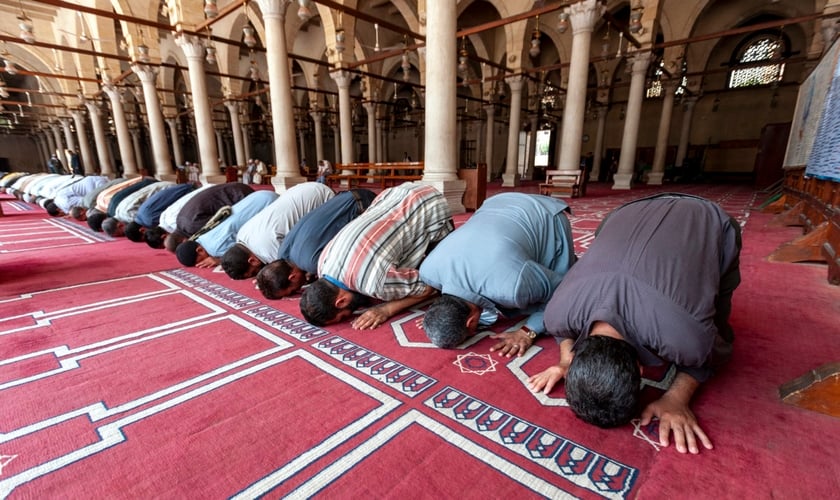 Homens egípcios participam da oração do meio-dia na Mesquita Amr ibn Al-Aas, no Cairo Antigo, Egito. (Foto: IMB).