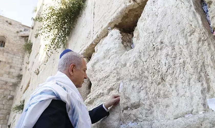 O primeiro-ministro israelense Netanyahu coloca pedido no Muro das Lamentações: "... Um leão se levanta". (Foto: Divulgação/Gabinete PM Israel)