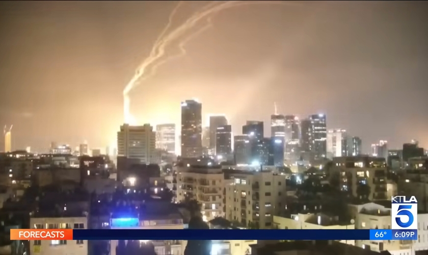 Israel é atacado pelo Irã, após atingir instalações nucleares iranianas. (Captura de tela/YouTube/KTLA 5)