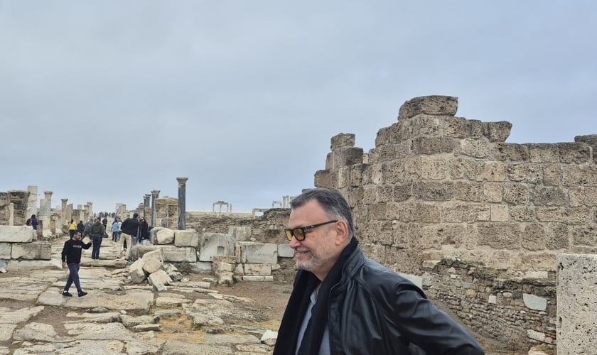 Cláudio Modesto nas ruínas de Éfeso, Turquia. (Foto: Arquivo pessoal)