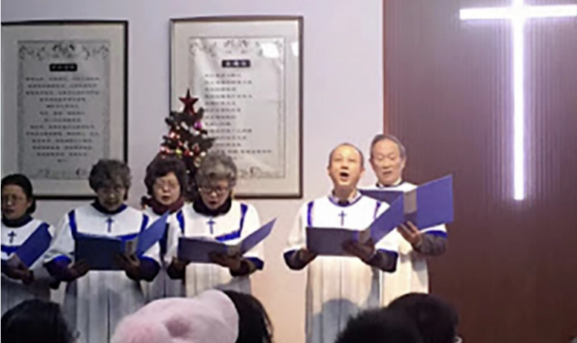 Coral durante apresentação de louvor em Igreja cristã na China. (Foto: Reprodução/ChinaAid)