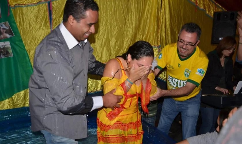 O batismo de uma cigana. (Foto ReproduçãoJunta de Missões Nacionais)