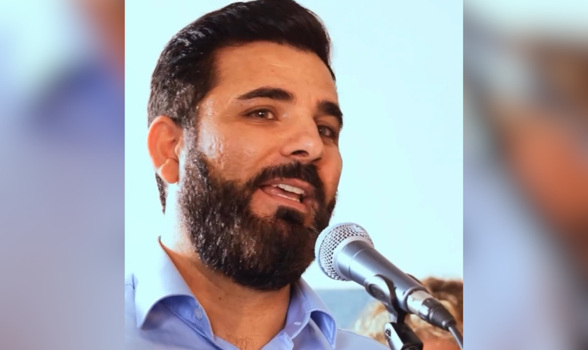 Ex-muçulmano iraniano compartilha testemunho sobre sua conversão a Jesus. (Captura de tela/Instagram/emanuel.roro)