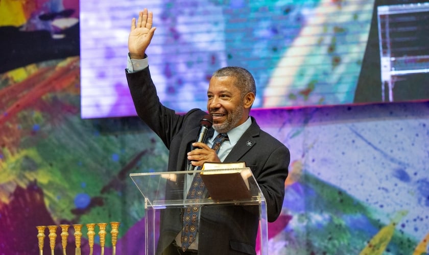Miguel Nicolaevsky durante ministração na Igreja El Shaddai, em São Paulo. (Foto: Rodrigo Frutuoso e Arthur Simões/Igreja El Shaddai)